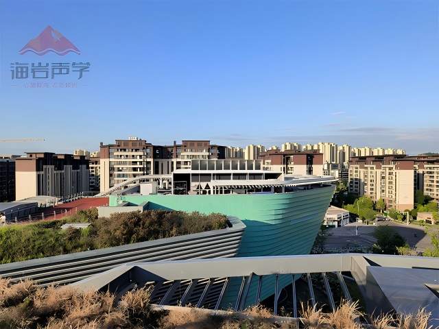 遂寧宋瓷文化公園某區(qū)域屋面螺桿式風(fēng)冷熱泵機(jī)組隔音罩